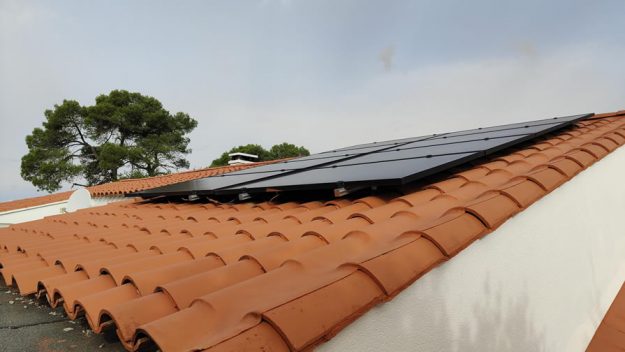 panneaux photovoltaïques posés sur toiture