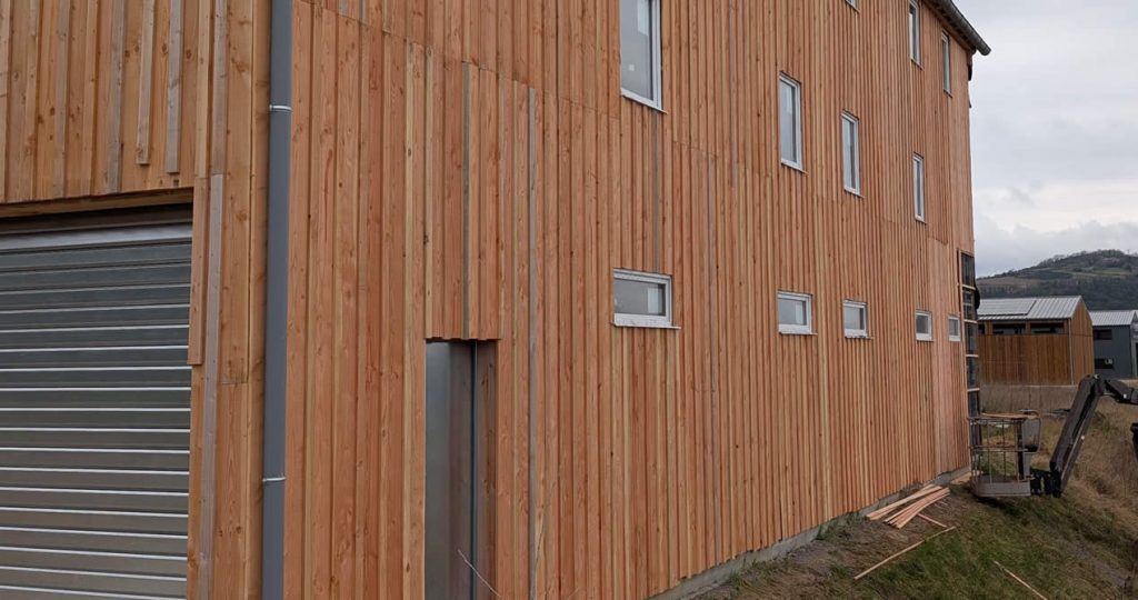Chantier de bardage en pose verticale