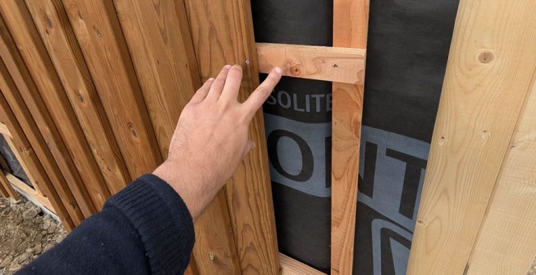 Poser un bardage bois vertical - Mon batiment
