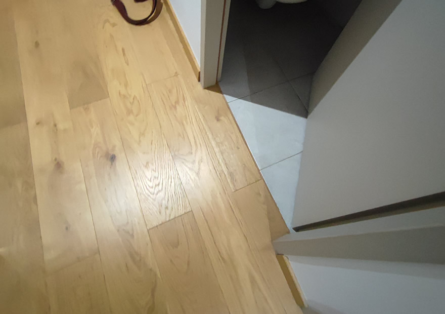 Très bel exemple d'une jonction carrelage et parquet réussie