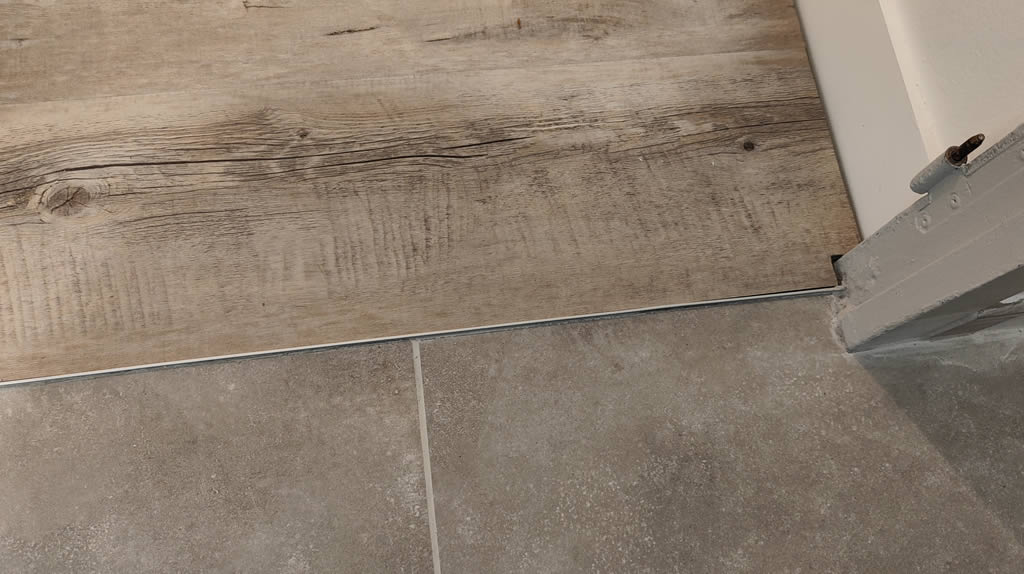 Joint avec profilé aluminium pour jonction entre carrelage et parquet