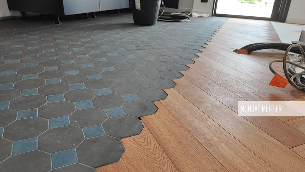 Défaut de jonction entre carrelage et parquet dans une cuisine