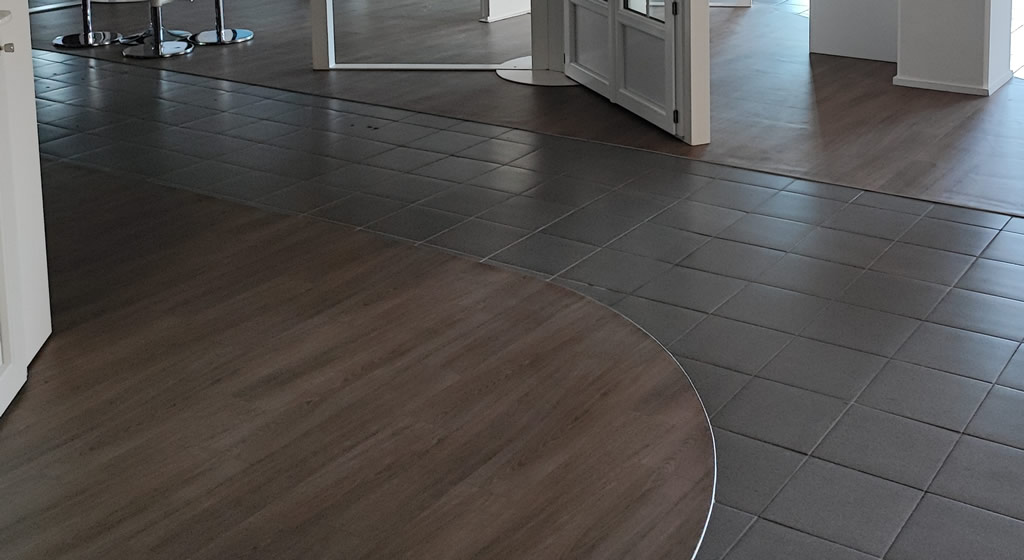 Mélange de carrelage et parquet en pose collée