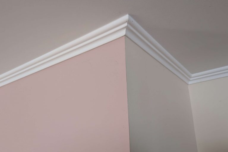 Moulures polystyrène au plafond