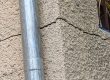Lourde fissure de maçonnerie