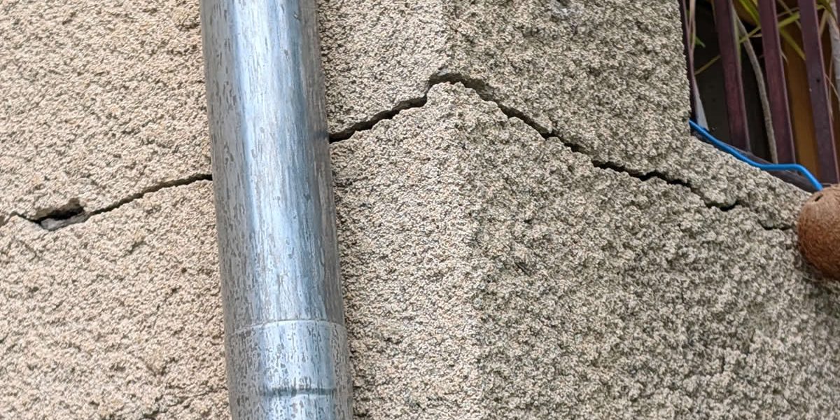 Lourde fissure de maçonnerie
