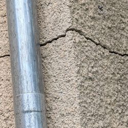 Lourde fissure de maçonnerie Lourde fissure de maçonnerie