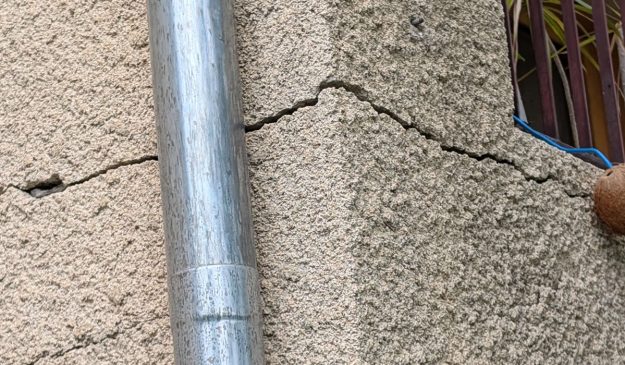 Lourde fissure de maçonnerie Lourde fissure de maçonnerie