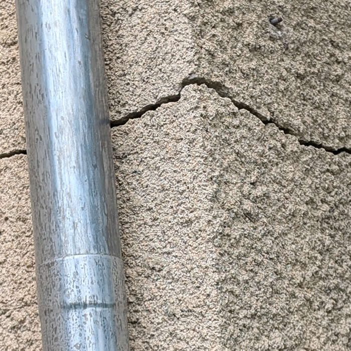 Lourde fissure de maçonnerie Lourde fissure de maçonnerie