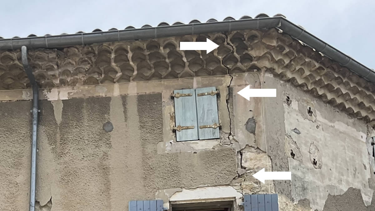 Fissure inquiétante sur maison en pierre