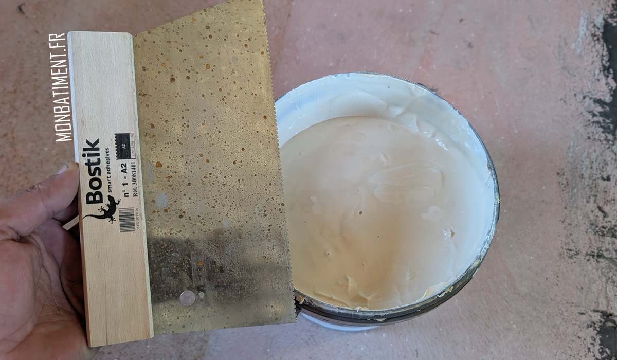 Colle sols souples en gel avec son peigne
