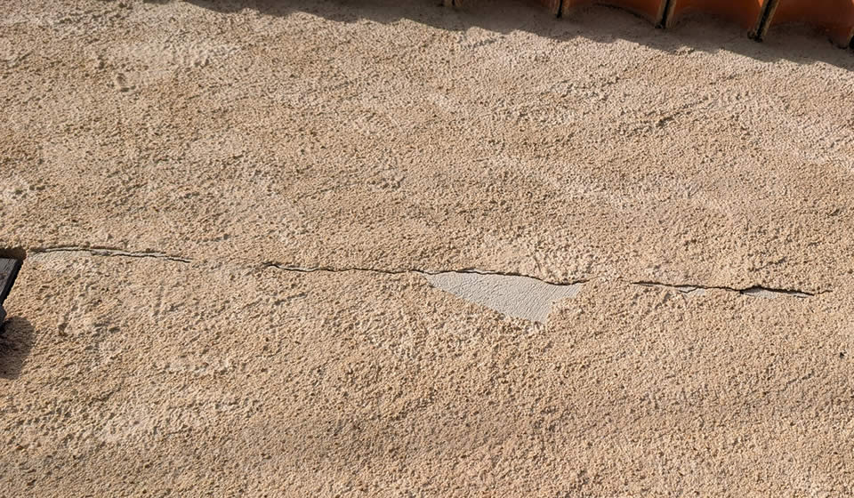 Fissure horizontale au droit d'un linteau