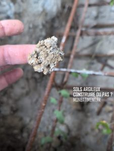 Présence d'argile sur le terrain